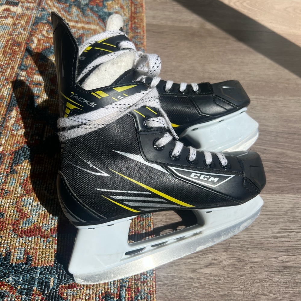 Ccm hockey skates size 1 youth